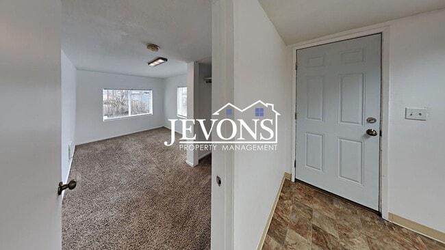 Building Photo - Two-story home just minutes from Yakima Valley College.