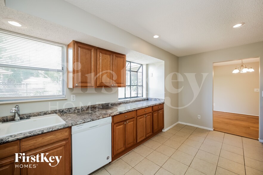 Building Photo - 727 SE 9th Pl