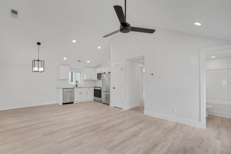 Building Photo - 1128 Rosehill Dr