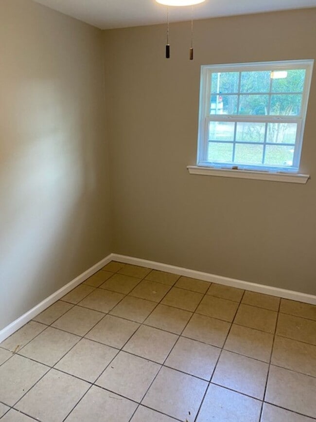 Building Photo - COMING SOON!  *PET FRIENDLY*