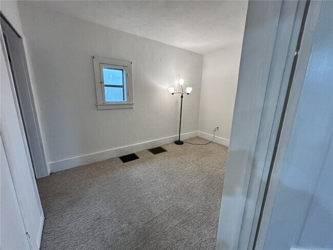 Building Photo - 258 E 14th St