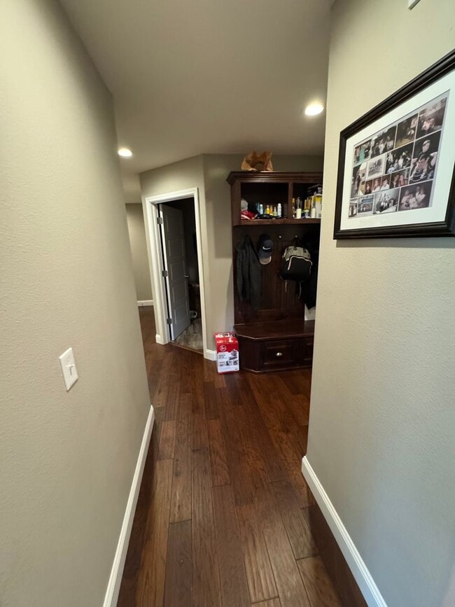 Building Photo - 4 Bedroom | 2 Bathroom | 3 Car Garage| Springfield MO | Fire Place | Covered patio!