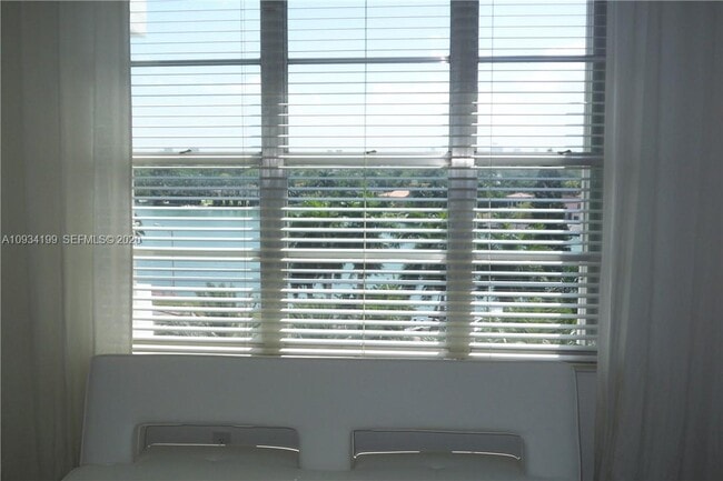 Building Photo - 5161 Collins Ave