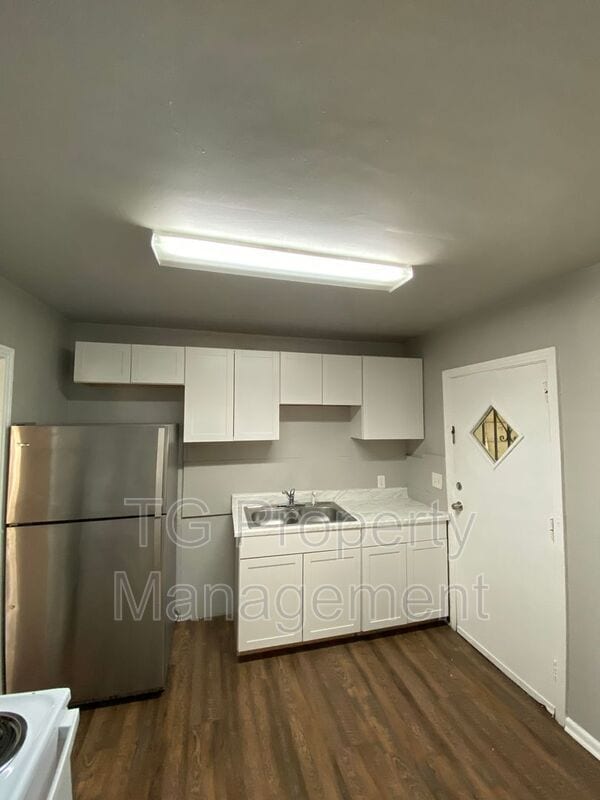 Building Photo - 5205 Hollycrest Dr