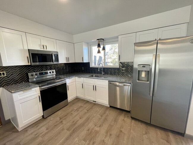 Building Photo - Newly Renovated 4 Bed 2 Bath House Near CSU!