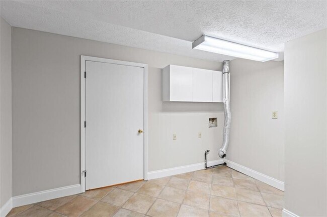 Building Photo - 2420 Castle Ln NE