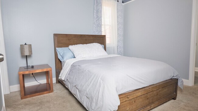 Building Photo - Spacious 4/3.5 w/ Master on Main and Fully...