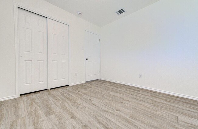 Building Photo - 205 Mood Lake Dr