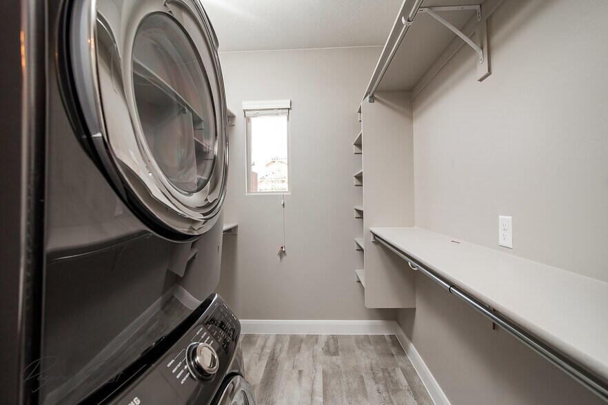 Building Photo - 325 N Red Stone Rd