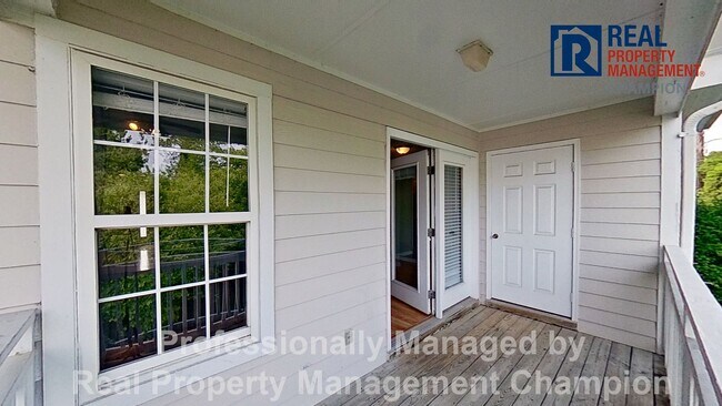 Building Photo - Spacious Upper Level Condo w/Open Floorplan and Split Bedrooms