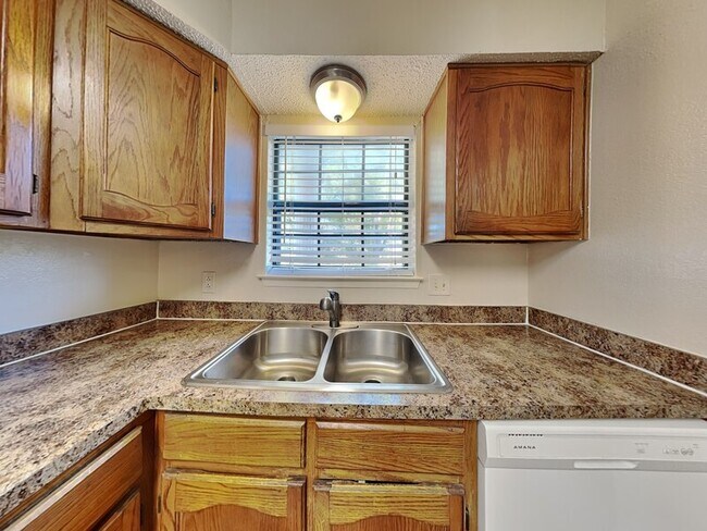 Building Photo - 930 Southmoor Dr
