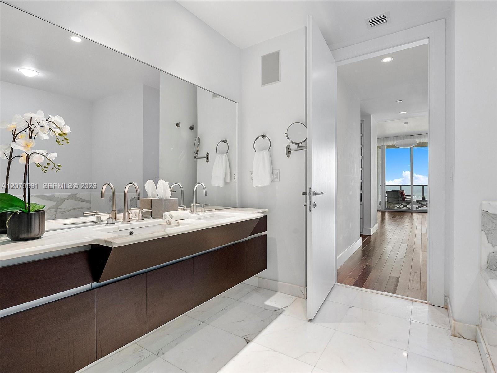 Building Photo - 2627 S Bayshore Dr
