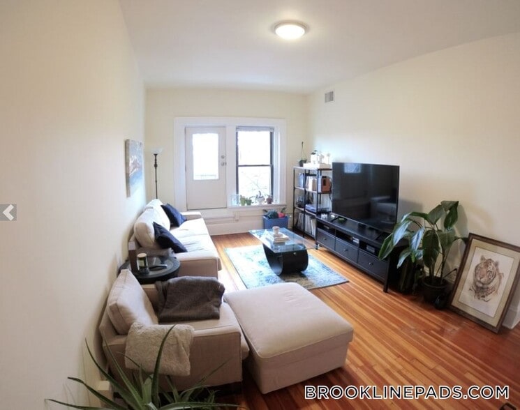 Building Photo - 1463 Beacon St