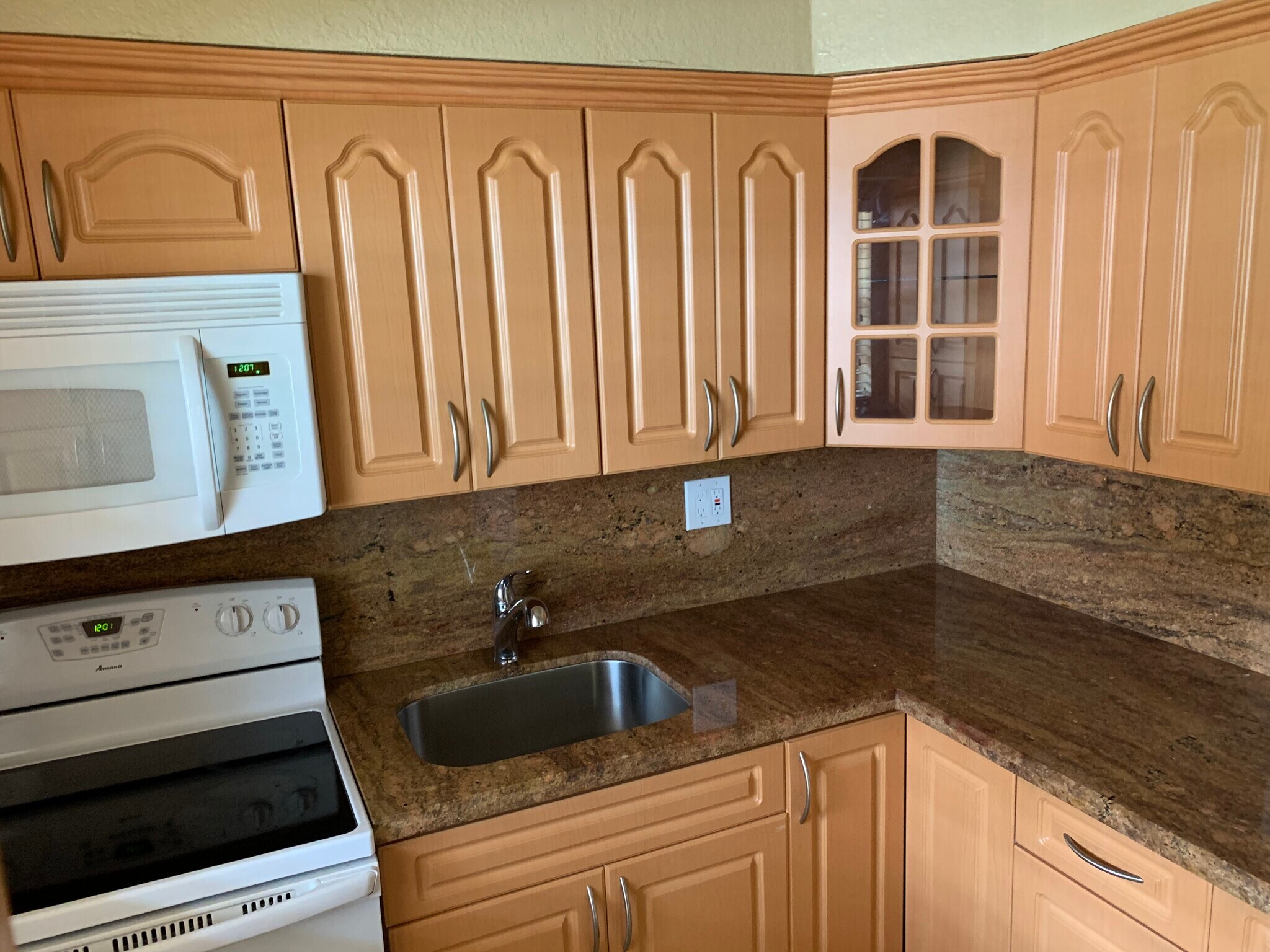 Building Photo - 1335 W 68th St