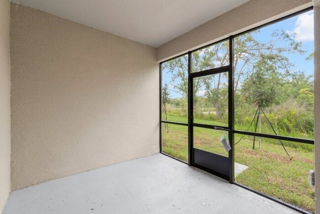 Building Photo - LIKE NEW Townhome in Willow Square