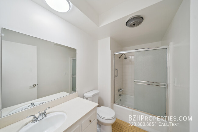 Building Photo - 954 1/2 N Croft Ave-104