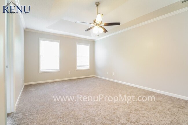 Building Photo - 4 Bedroom! 3 Bath!