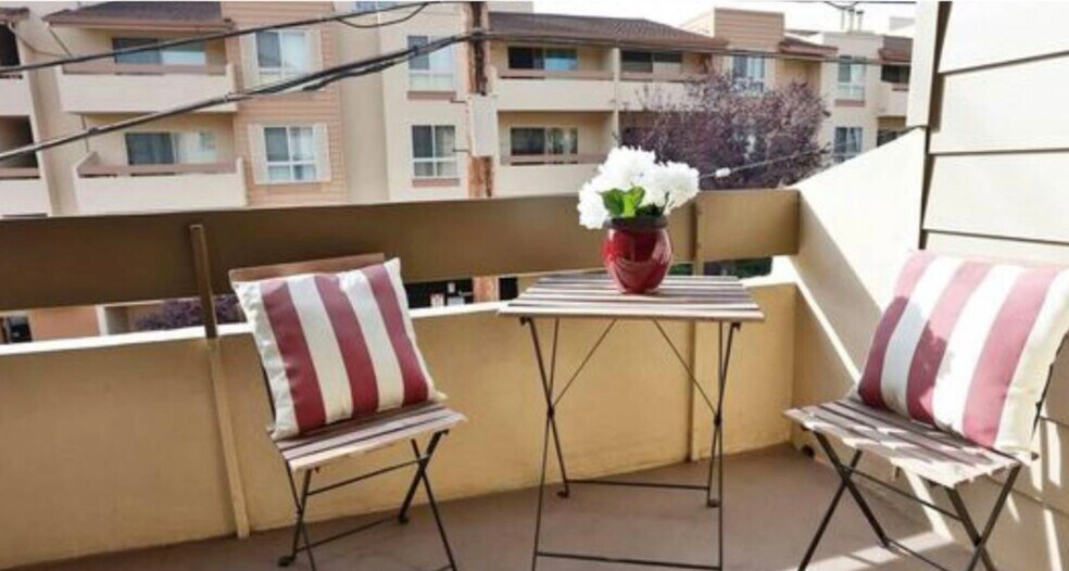 Building Photo - 66 Fairmount Ave