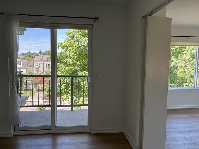 Building Photo - **Bright & Updated 2-Bedroom Condo with Water View in Friday Harbor!**