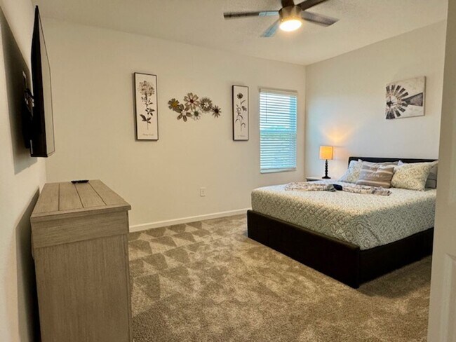 Building Photo - Spacious 4 bedroom 2.5 Bath, Fully Furnish...