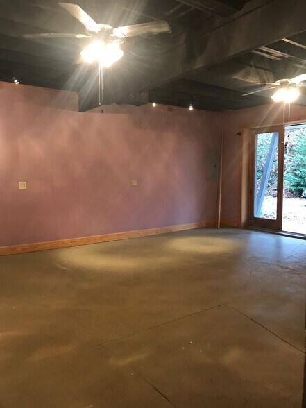 Building Photo - 304 Iron Ridge Loop