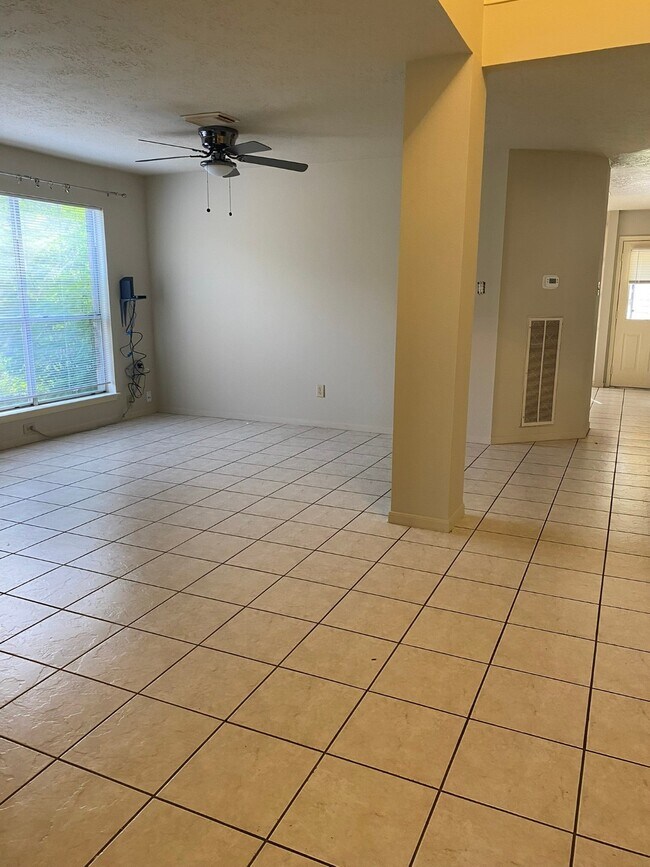 Building Photo - 8915 Weyburn Grove Dr