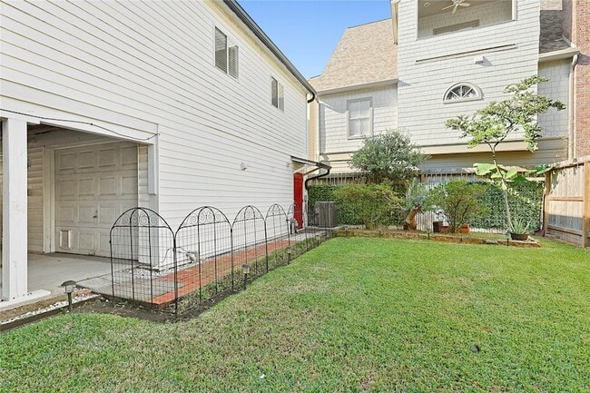 Building Photo - 2500 Mandell St