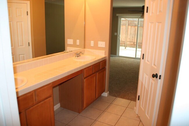 Building Photo - Great home for rent in Visalia!