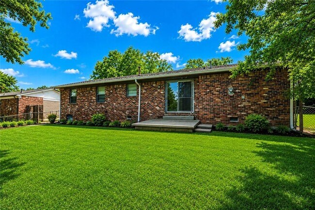 Building Photo - 6067 Ledgewood Dr