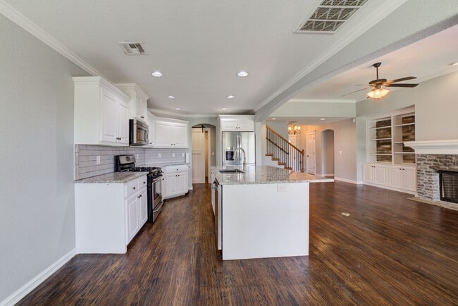 Building Photo - 4 Bed / 3 Bath in Jenks!