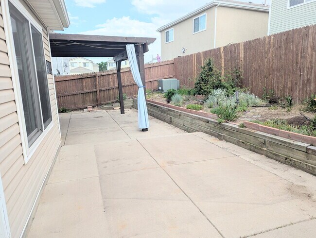 Building Photo - Gorgeous Denver Home - Real Granite Counte...