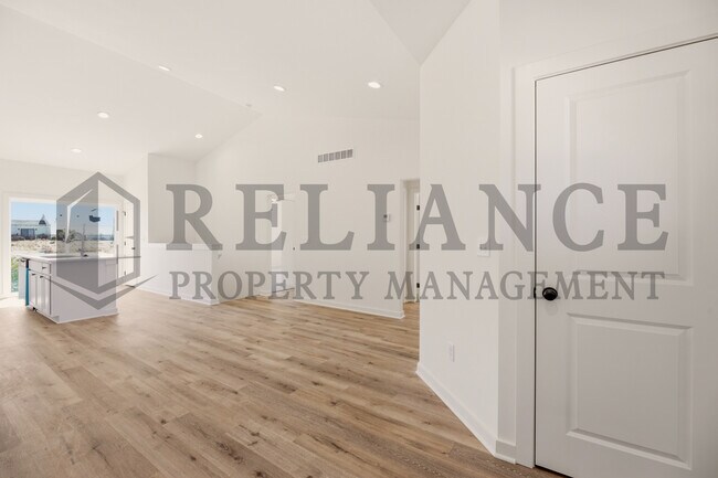 Building Photo - 5243 N Pinecrest Ct