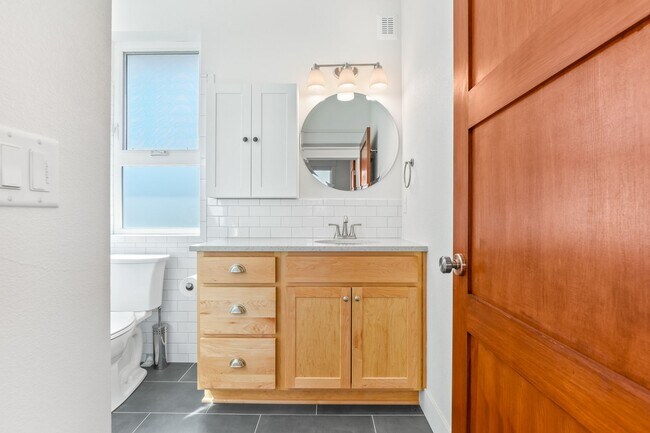 Building Photo - 4030 SE 62nd Ave