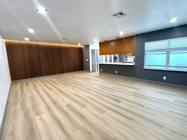 Building Photo - 2bd 2bath newly remodeled townhouse - Avai...