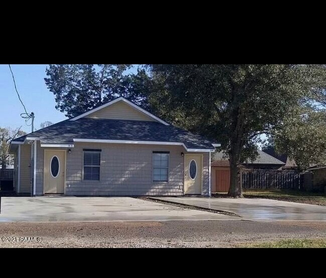Building Photo - 131 Theo St