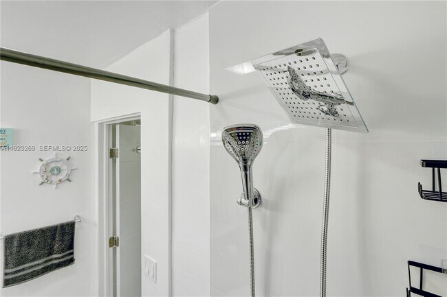 Building Photo - 1205 NW 3rd Ave