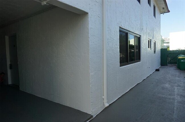 Building Photo - 2201 NE 36th St