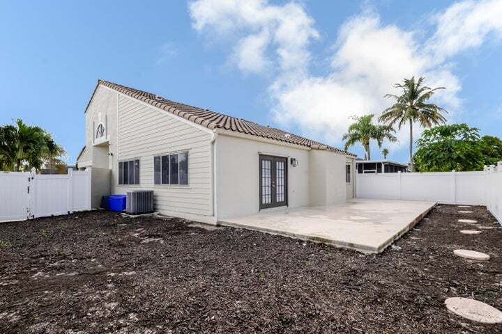 Building Photo - 23157 Bentley Pl