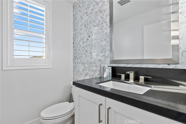 Building Photo - 70 Ray