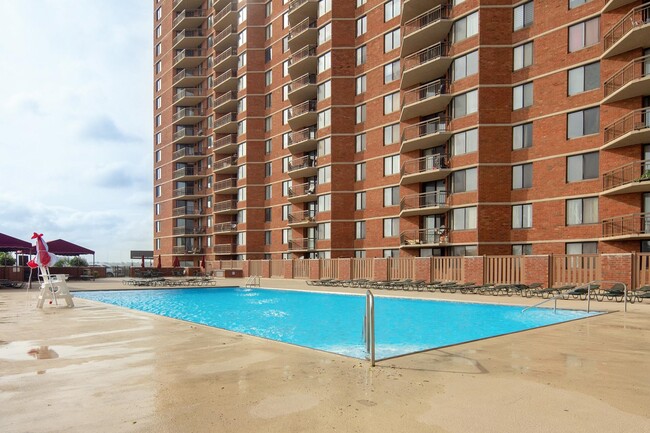Building Photo - 1508 Harmon Cove Tower