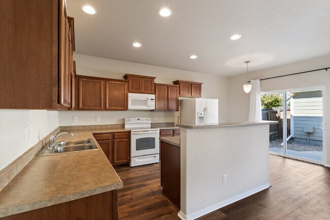 Building Photo - Spacious End-Unit Townhome with Greenbelt Views and Detached 2-Car Garage