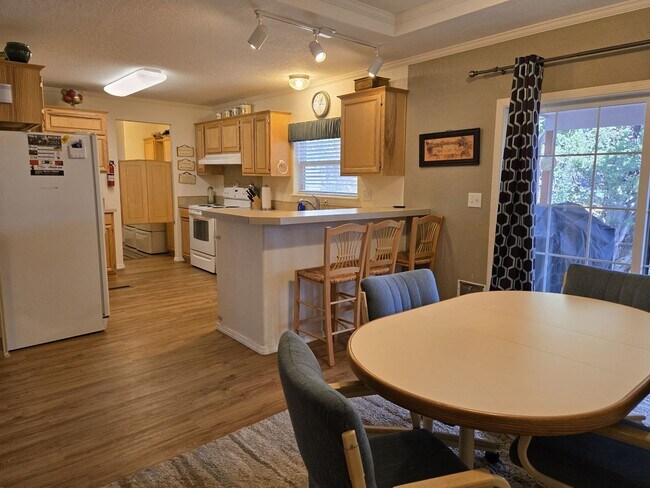 Building Photo - Spacious Home Near Mechem