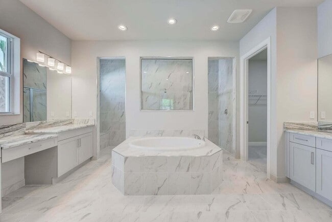 Building Photo - 9296 Crestview Cir