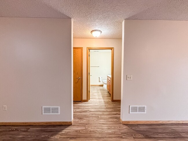 Building Photo - 2 Bedroom Town Home