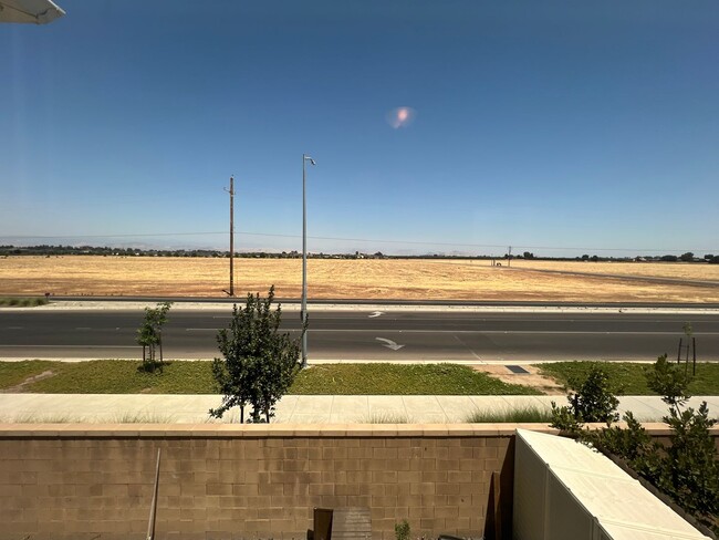 Building Photo - modern 3-bedroom, 2.5-bathroom home locate...