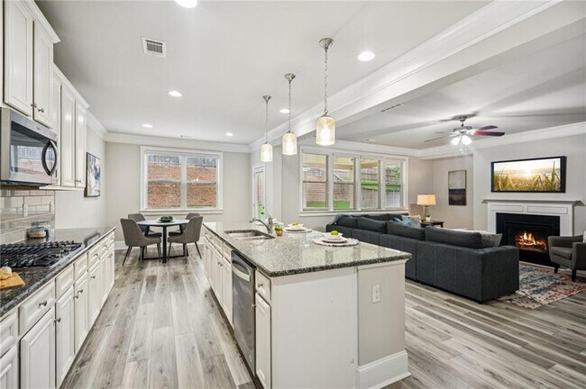 Building Photo - 5180 Mirror Lake Dr