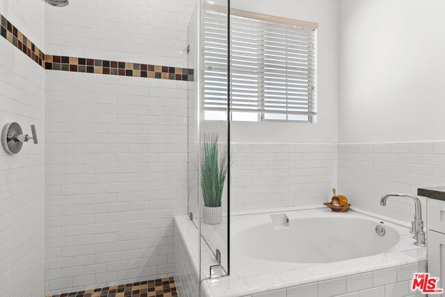 Building Photo - 5350 Playa Vista Dr