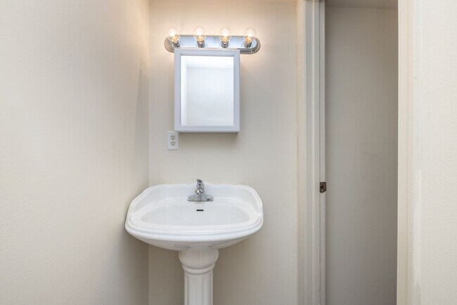 Building Photo - Charming Townhome in Hunters Mill – 3 Beds...
