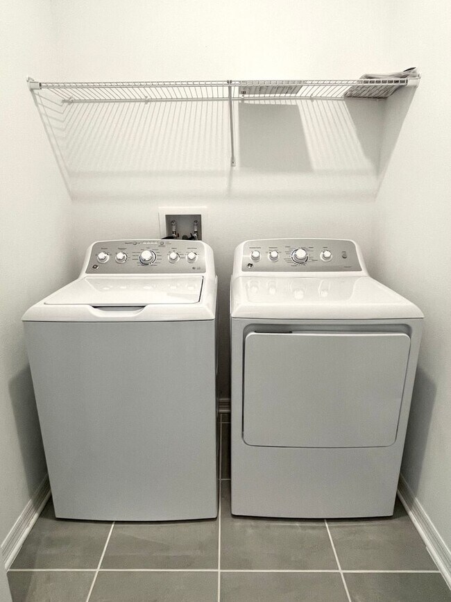 Building Photo - 4 bedroom home $2,195/mo, Storey Creek