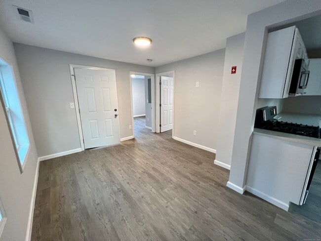 Building Photo - 415 Hollister Ave